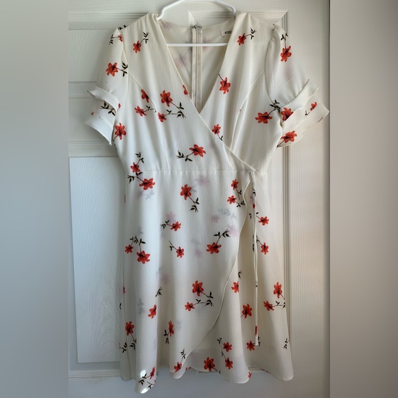 essue Dresses & Skirts - Cream Floral Mini Dress